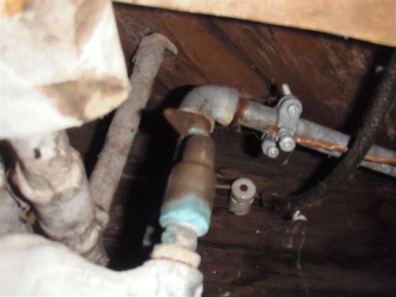 Another old house. This is a hot and cold water mixing valve for the toilet water to prevent condensation on the water tank in the summer.