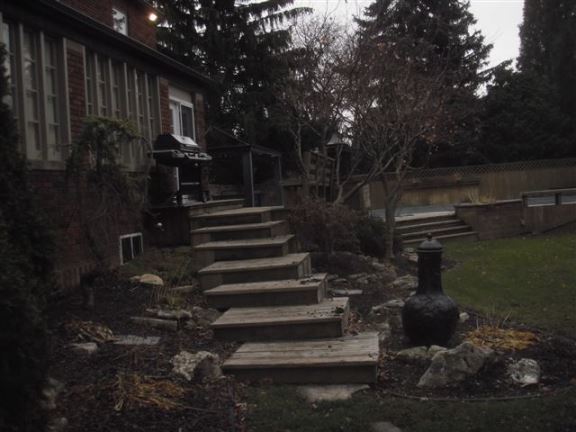 The lack of a hand rail on these deck stairs creates a fall hazard.